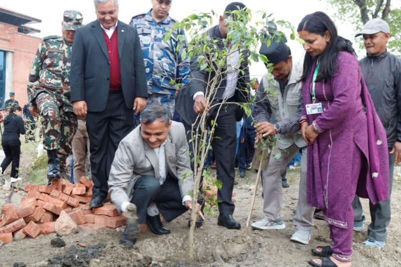 मन्त्रीहरूद्वारा नयाँ संसद् भवन परिसरमा वृक्षारोपण
