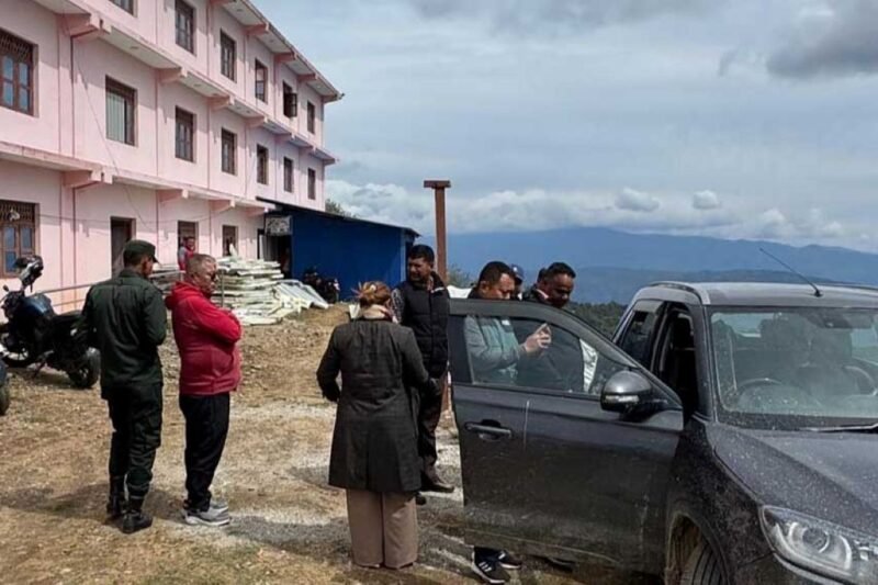 आधारभूत अस्पतालको भवन अलपत्र पार्ने ठेकेदारको गाडी नियन्त्रणमा