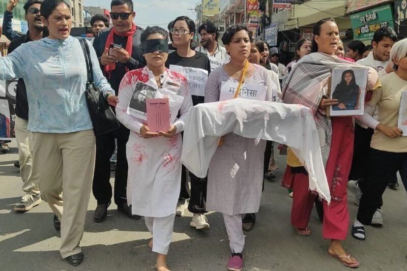 दोषीलाई कार्वाहीमा ढिला भएको भन्दै इनिशाको डमी लाश बोकेर बृहत् प्रदर्शन