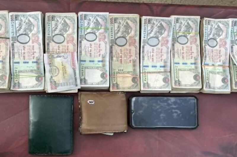 भन्सार गेटबाट ९ लाखसहित एक जना नियन्त्रणमा