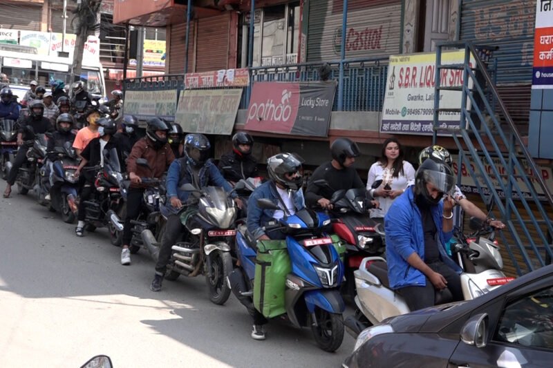 पेट्रोलियम पदार्थको अभाव हुनसक्ने आशंकमा पेट्रोल पम्पहरुमा उपभोक्ताहरुको भिड