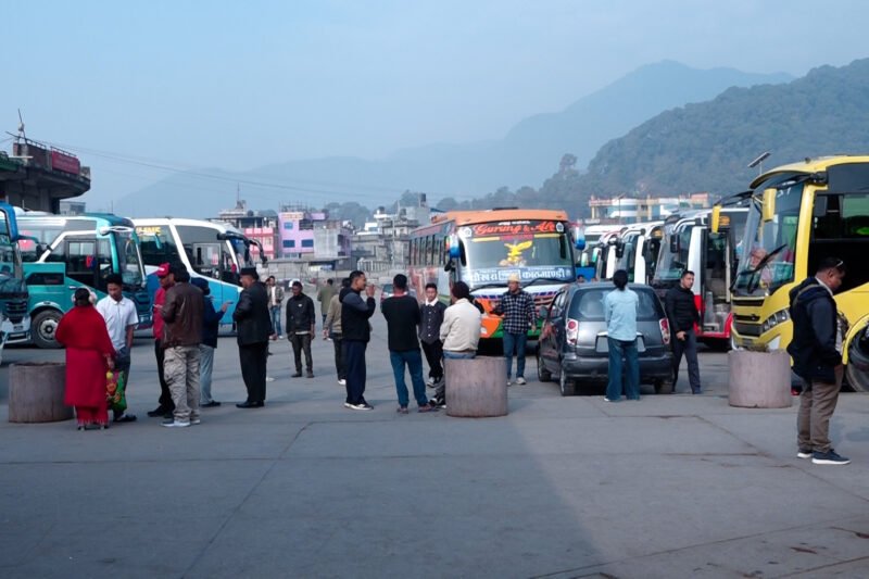 काठमाडौं उपत्यका छाड्ने यात्रुको संख्या बढ्यो, बुधबारसम्म नौं लाख बाहिरिने अनुमान