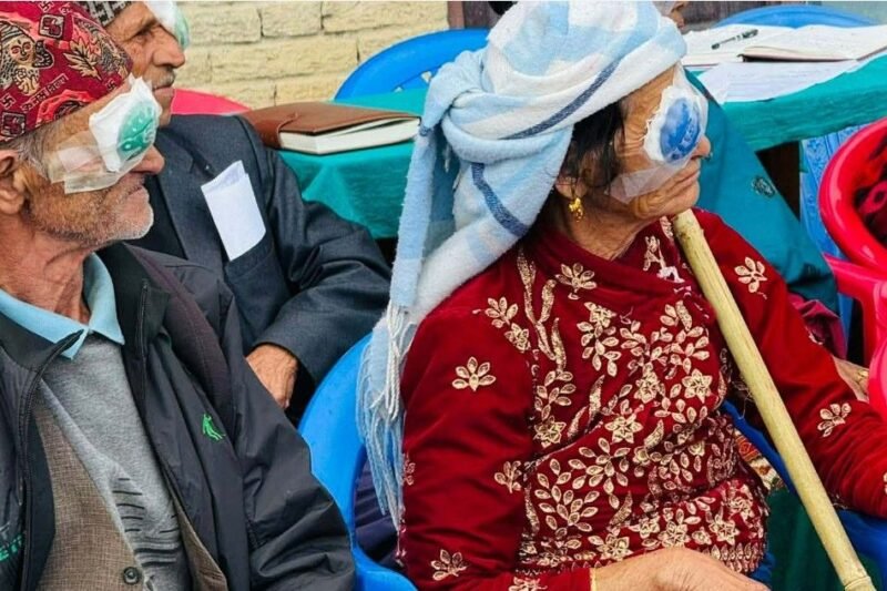 परिवारको साथ लिएर आँखा शिविरमा आएका वृद्धवृद्धा उपचारपछि आफैँ घर फर्किए