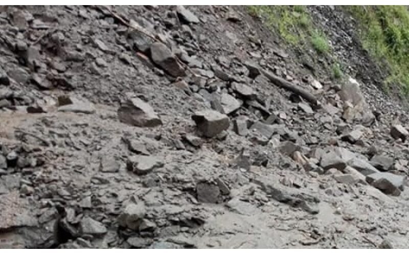 मेची राजमार्गमा पुनः पहिरो, सडक अवरुद्ध