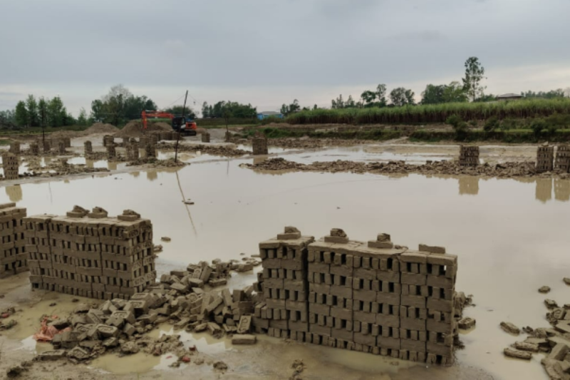 रौतहटमा वर्षा र हावाहुरीको वितण्डा : चार करोड बराबरको काँचो इँट्टा नष्ट, व्यवसायी मारमा