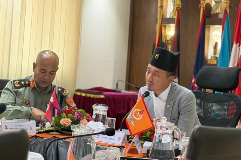 गृहमन्त्री गुरुङद्वारा सशस्त्र प्रहरीका आईजीपी अर्यालसँग छलफल