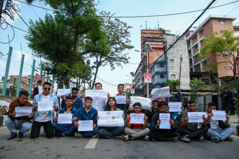 मन्त्रिपरिषद् सदस्यको सम्पत्ति श्रोत छानबिनको माग गर्दै अखिल क्रान्तिकारीको प्रदर्शन (फाेटाे फिचर)