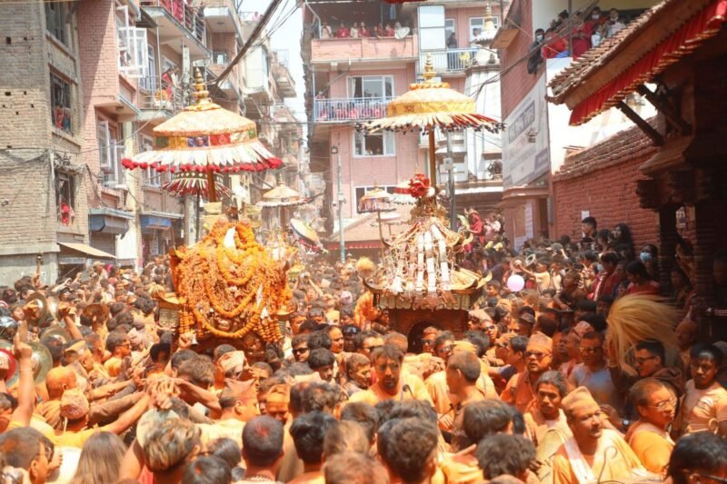 बिस्केट जात्राको इतिहासमै पहिलोपटक महिलाले ताने नकिजु अजिमा (भद्रकाली)को रथ