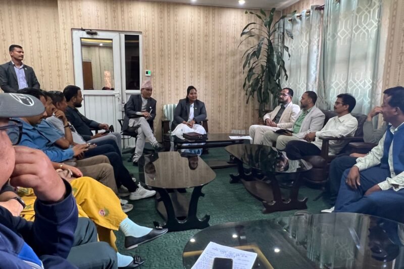 किसानका समस्या सुन्दै मन्त्री चौधरी : बीमा, मल र बजारीकरण सुधारमा जोड