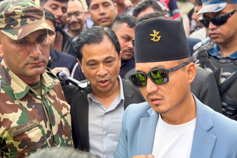 रोशी खोलाको निरीक्षणमा पुगेका गृहमन्त्री भन्छन् : हेलीमार्फत उद्धारको प्रयास गर्छौं