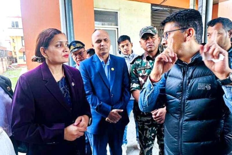 स्वास्थ्यमन्त्री मेहता आकस्मिक अनुगमनमा, झन्झट होइन राहत महसुस गराउन निर्देशन