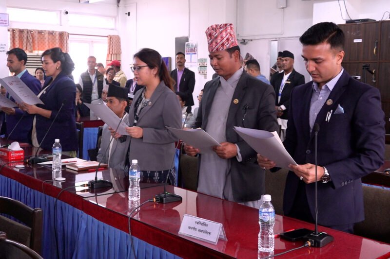 १२ वटा समिति सभापतिहरुले लिए पद तथा गोपनीयताको सपथ